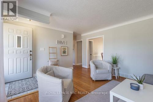 10 Ridgeview Avenue, St. Catharines, ON - Indoor Photo Showing Living Room