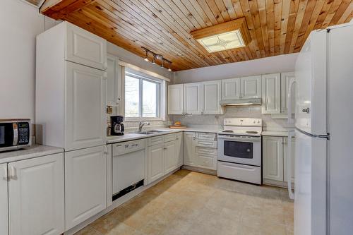 Kitchen - 302 Route Du Lac-Rond S., Montcalm, QC - Indoor Photo Showing Kitchen With Double Sink