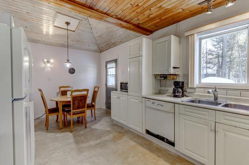 Kitchen - 302 Route Du Lac-Rond S., Montcalm, QC - Indoor Photo Showing Kitchen With Double Sink