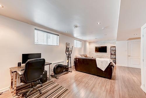 Salle familiale - 5895 Rue Chevalier, Brossard, QC - Indoor