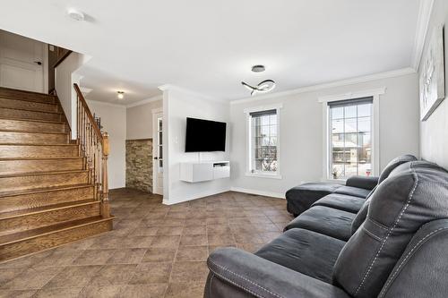 Salon - 2315 Boul. Mountainview, Longueuil (Saint-Hubert), QC - Indoor