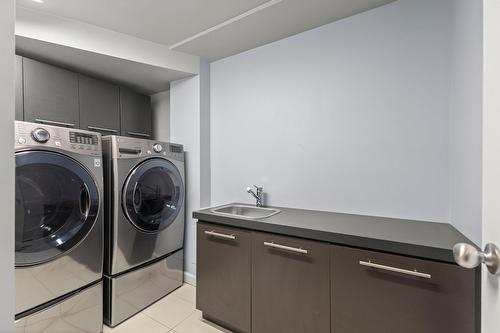 Salle de lavage - 7940 Rue Bourdaloue, Laval (Auteuil), QC - Indoor Photo Showing Laundry Room
