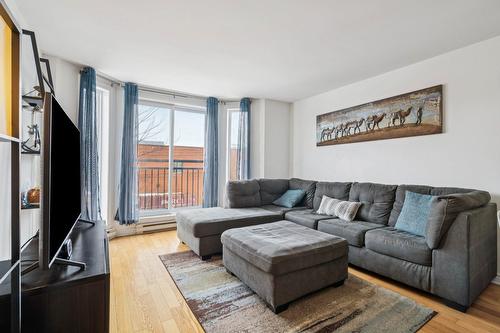 Salon - 5-7390 Av. Léonard-De Vinci, Montréal (Villeray/Saint-Michel/Parc-Extension), QC - Indoor Photo Showing Living Room