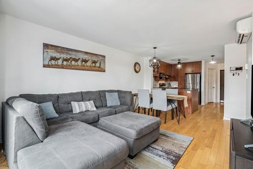Salon - 5-7390 Av. Léonard-De Vinci, Montréal (Villeray/Saint-Michel/Parc-Extension), QC - Indoor Photo Showing Living Room