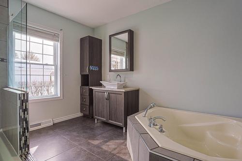 Salle de bains - 1641 Rue Principale, Saint-Étienne-Des-Grès, QC - Indoor Photo Showing Bathroom