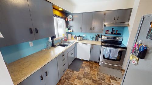 1044 19Th Avenue, Cranbrook, BC - Indoor Photo Showing Kitchen With Double Sink