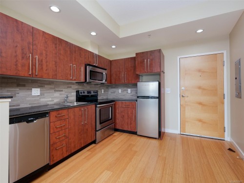 404-611 Brookside Rd, Colwood, BC - Indoor Photo Showing Kitchen