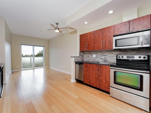 404-611 Brookside Rd, Colwood, BC - Indoor Photo Showing Kitchen