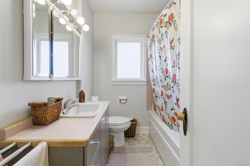 990 Hampshire Rd, Oak Bay, BC 