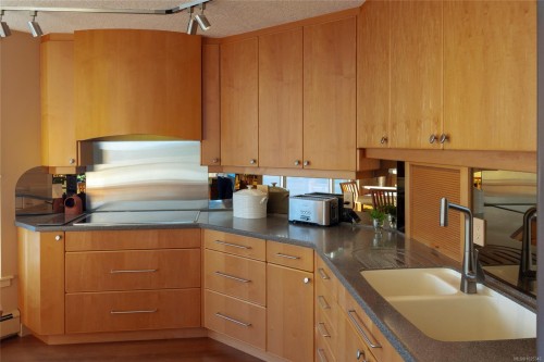 902-670 Dallas Rd, Victoria, BC - Indoor Photo Showing Kitchen With Double Sink