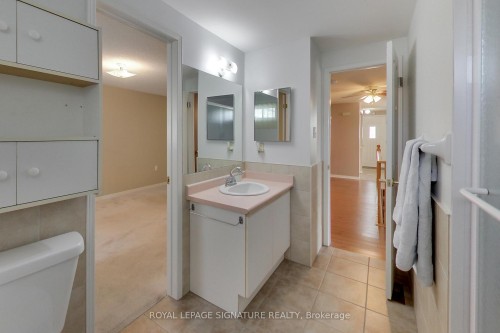 110 Hanmer Street W, Barrie, ON - Indoor Photo Showing Bathroom