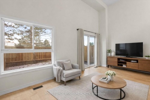 15-750 Military Trail, Toronto, ON - Indoor Photo Showing Living Room