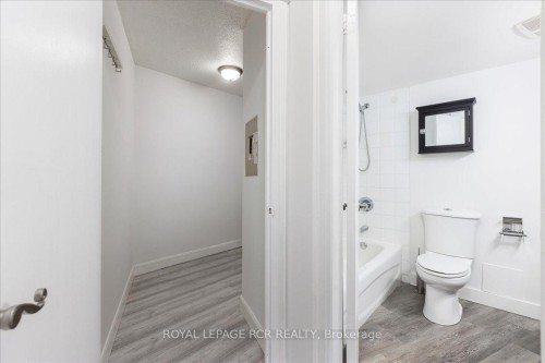 508-260 Davis Drive, Newmarket, ON - Indoor Photo Showing Bathroom