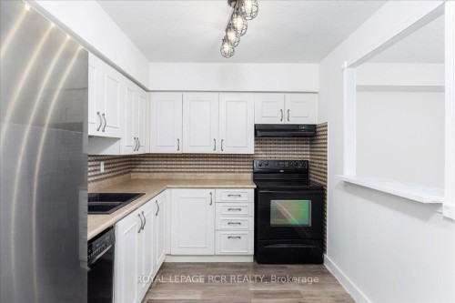 508-260 Davis Drive, Newmarket, ON - Indoor Photo Showing Kitchen