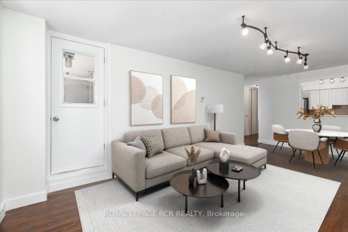 508-260 Davis Drive, Newmarket, ON - Indoor Photo Showing Living Room