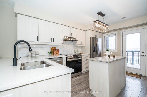 82 Lockyer Drive, Whitby, ON - Indoor Photo Showing Kitchen With Double Sink With Upgraded Kitchen