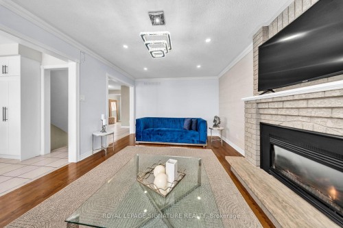 22 Stoddart Court, Bradford West Gwillimbury, ON - Indoor Photo Showing Living Room With Fireplace