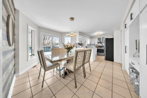 22 Stoddart Court, Bradford West Gwillimbury, ON - Indoor Photo Showing Dining Room