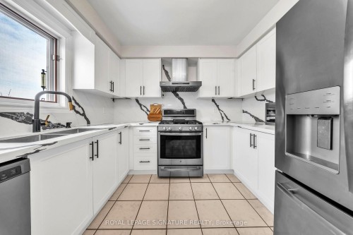 22 Stoddart Court, Bradford West Gwillimbury, ON - Indoor Photo Showing Kitchen With Double Sink
