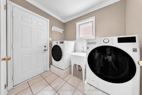 22 Stoddart Court, Bradford West Gwillimbury, ON - Indoor Photo Showing Laundry Room