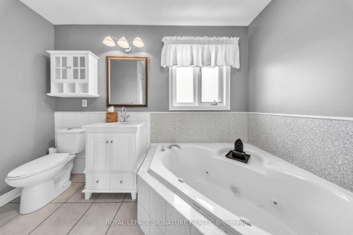 22 Stoddart Court, Bradford West Gwillimbury, ON - Indoor Photo Showing Bathroom
