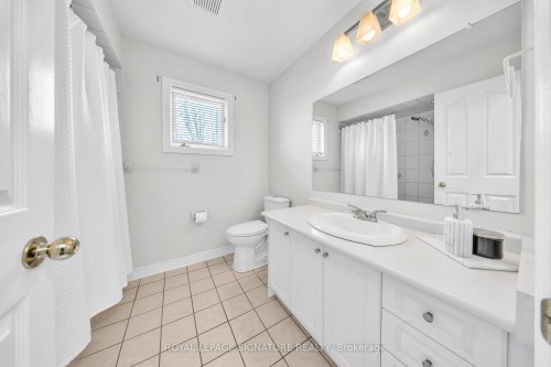 22 Stoddart Court, Bradford West Gwillimbury, ON - Indoor Photo Showing Bathroom