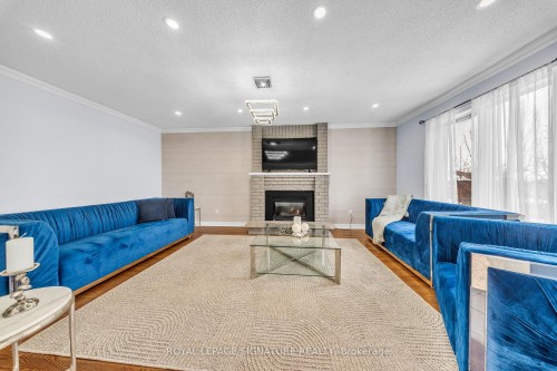 22 Stoddart Court, Bradford West Gwillimbury, ON - Indoor Photo Showing Living Room With Fireplace