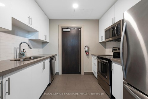 4203-3975 Grand Park Drive, Mississauga, ON - Indoor Photo Showing Kitchen With Double Sink With Upgraded Kitchen