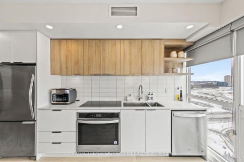 2007-6 Sonic Way, Toronto, ON - Indoor Photo Showing Kitchen