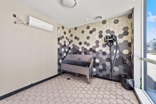 2007-6 Sonic Way, Toronto, ON - Indoor Photo Showing Other Room