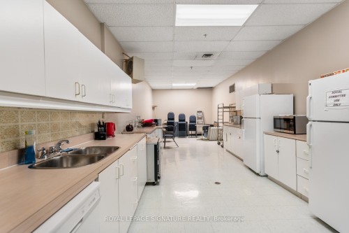 1503-1359 White Oaks Boulevard, Oakville, ON - Indoor Photo Showing Kitchen With Double Sink