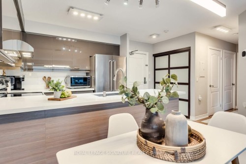 601-890 Sheppard Avenue W, Toronto, ON - Indoor Photo Showing Kitchen