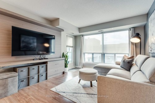 601-890 Sheppard Avenue W, Toronto, ON - Indoor Photo Showing Living Room