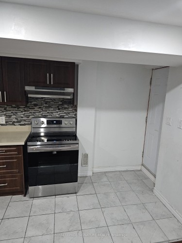 Bsmt-40 Shell Drive, Ajax, ON - Indoor Photo Showing Kitchen