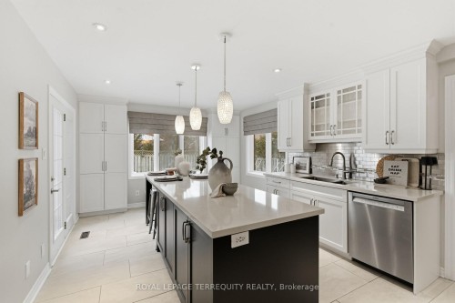 94 Intrepid Drive, Whitby, ON - Indoor Photo Showing Kitchen With Upgraded Kitchen