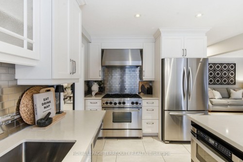 94 Intrepid Drive, Whitby, ON - Indoor Photo Showing Kitchen