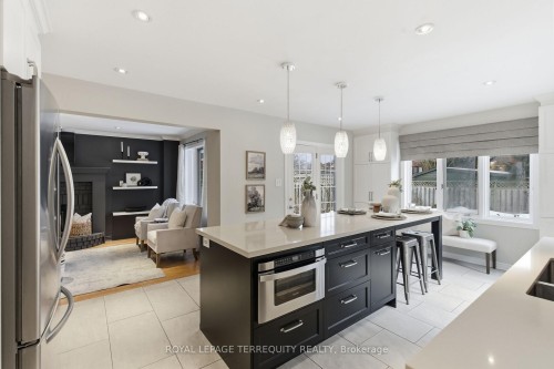 94 Intrepid Drive, Whitby, ON - Indoor Photo Showing Kitchen With Upgraded Kitchen