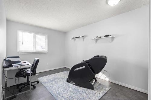 939 Dale Boulevard, Winnipeg, MB - Indoor Photo Showing Office