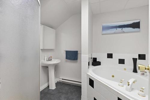 939 Dale Boulevard, Winnipeg, MB - Indoor Photo Showing Bathroom