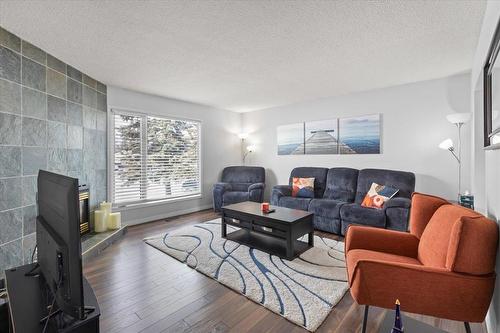 939 Dale Boulevard, Winnipeg, MB - Indoor Photo Showing Living Room
