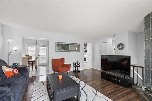 939 Dale Boulevard, Winnipeg, MB - Indoor Photo Showing Living Room