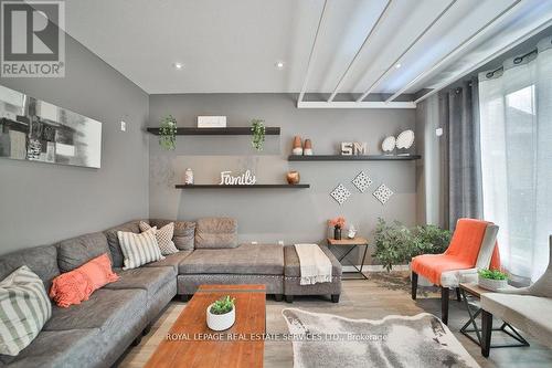 15 Mcallistar Drive, Hamilton, ON - Indoor Photo Showing Living Room