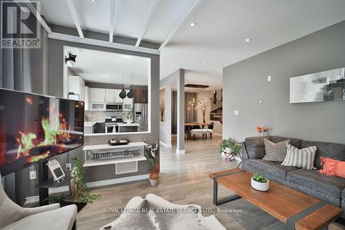 15 Mcallistar Drive, Hamilton, ON - Indoor Photo Showing Living Room