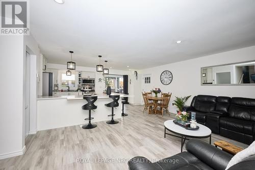 2455 Coral Avenue, Fort Erie (Stevensville), ON - Indoor Photo Showing Living Room