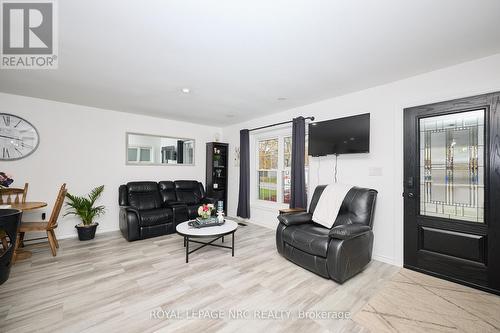 2455 Coral Avenue, Fort Erie (Stevensville), ON - Indoor Photo Showing Living Room
