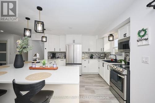2455 Coral Avenue, Fort Erie (Stevensville), ON - Indoor Photo Showing Kitchen With Upgraded Kitchen