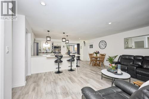 2455 Coral Avenue, Fort Erie (Stevensville), ON - Indoor Photo Showing Living Room