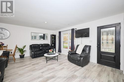 2455 Coral Avenue, Fort Erie (Stevensville), ON - Indoor Photo Showing Living Room