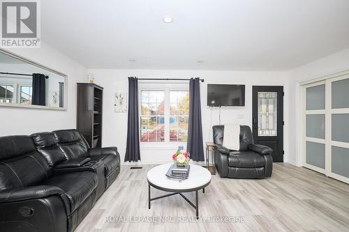 2455 Coral Avenue, Fort Erie (Stevensville), ON - Indoor Photo Showing Living Room