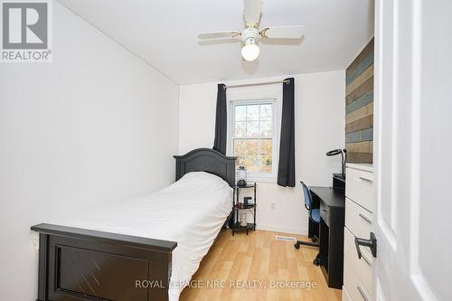 2455 Coral Avenue, Fort Erie (Stevensville), ON - Indoor Photo Showing Bedroom